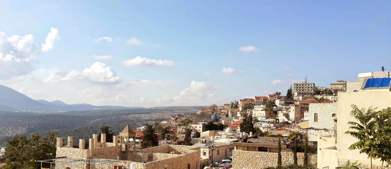 העיר העתיקה של צפת, בתי אבן וגגות אדומים היורדים במדרון